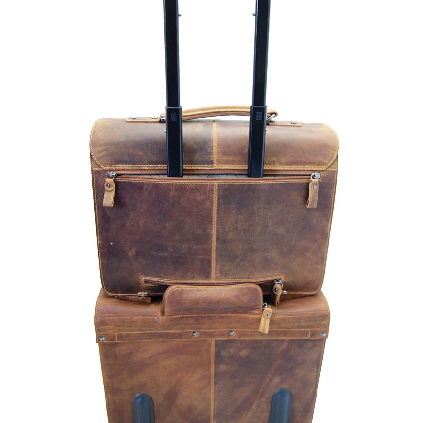 Astucieux le cartable en cuir designé pour vous permettre aussi de l’emporter en voyage logé au dessus d’une valise trolley. Cartable XXL pour enseignant qui voyage.