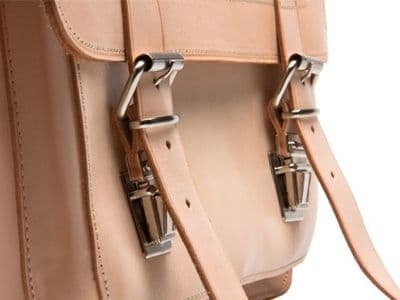 fermoirs joliment dissimulés sous de larges lanières  de cuir