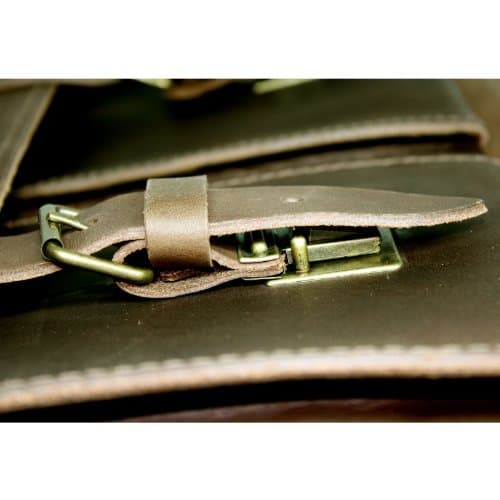 Le cartable Delara est un cartable artisanal confectionné dans un cuir qui a subi un tannage végétal. Il a plus de 2 mm d'épaisseur, il est presque indestructible. Il vous accompagnera dans votre carrière d'enseignant.