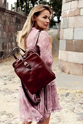 Sac à dos chic et féminin en cuir rouge à porter en bandoulière ou de façon casual sur le dos Time résistance