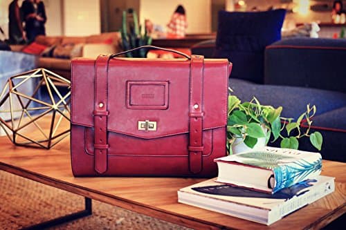 Look joliment vintage avec son noeud et son jeu de couleurs marron et cognac
