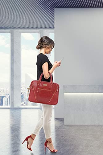 Femme portant un sac cartable rouge en cuir