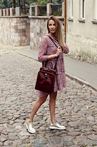 Femme portant sac à dos cuir rouge chic bandoulière