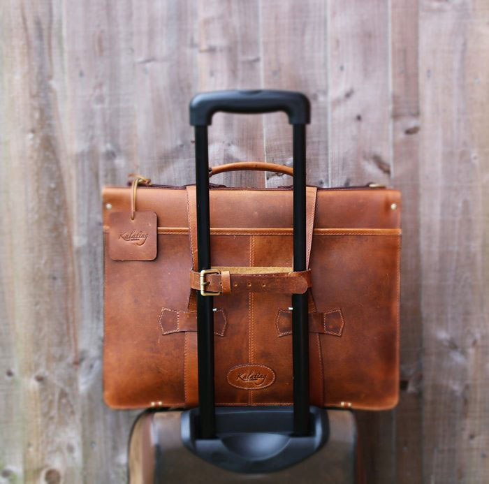 Cartable en cuir élégant idéal pour voyager avec son passant pour valise trolley