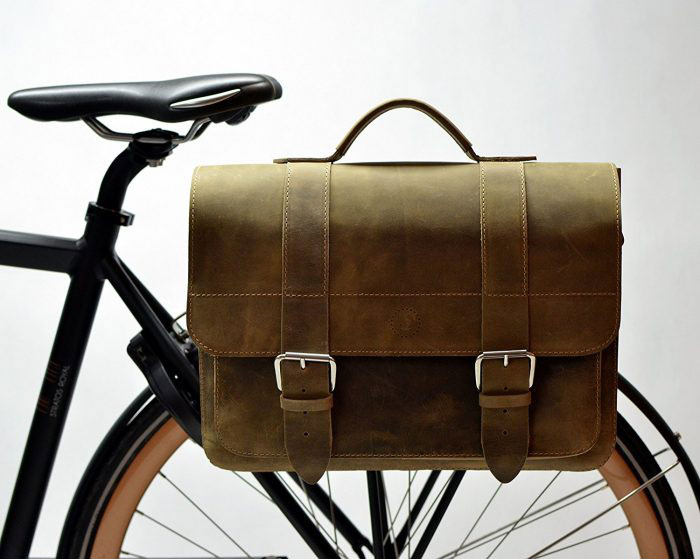 Cartable Vintage en suède idéal pour le vélo avec son système de fixation