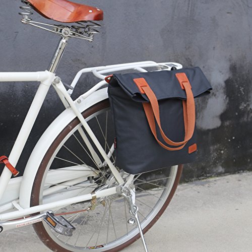 Grand sac besace avec anses en cuir et toile imperméable marine et marron qui se fixe sur le vélo