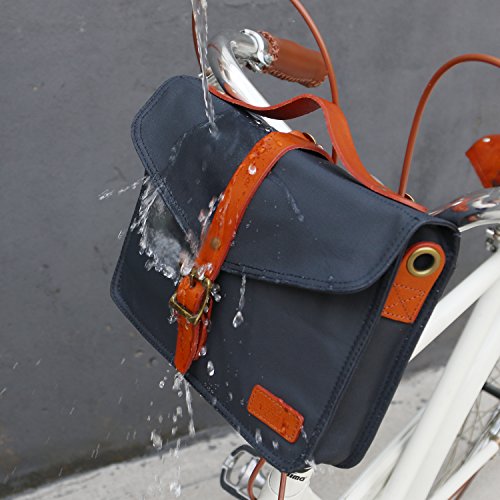 Petit cartable bandoulièn cuir et toile imperméable marine et marron qui se fixe sur le vélo