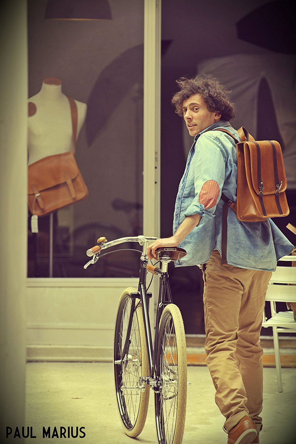 Coursier Paul et Marius sac à dos cuir buffle cognac homme vélo urbain Idéal pour se déplacer à vélo ou á pieds tout en gardant les mains libres. coursier Paul et Marius sac à dos cuir