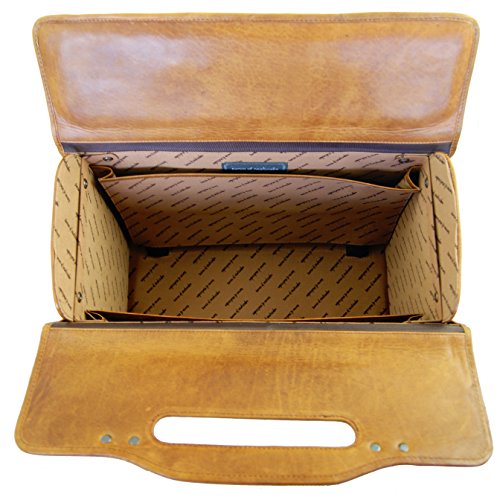 Bel intérieur soigné pour cette valise pilote au look rétro et intemporel avec son cuir Cognac et ses poches latérales. Design intelligent, un vrai régal pour tous les professionnels qui voyagent.